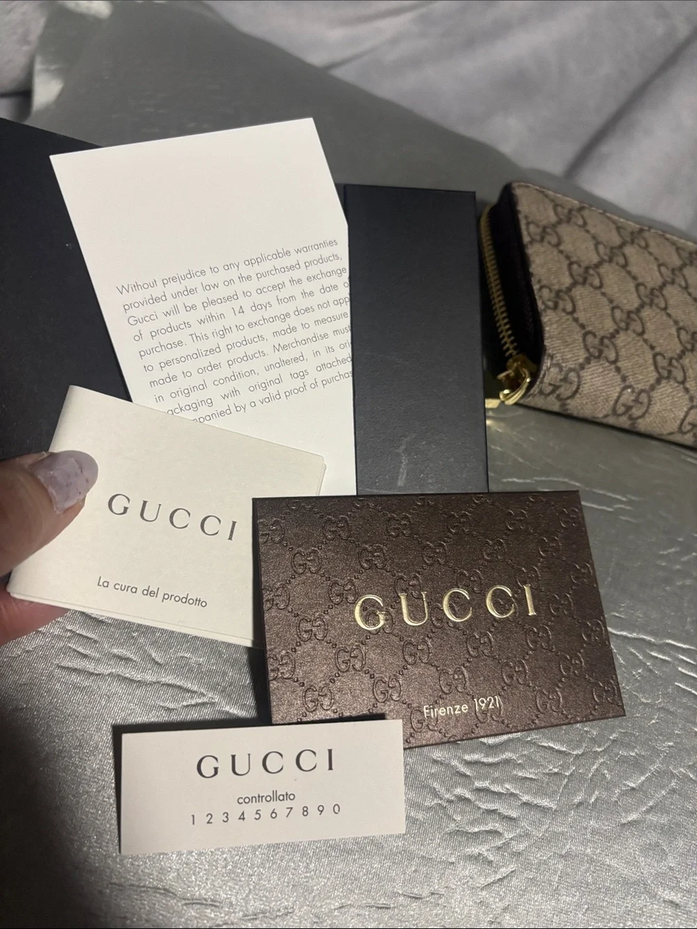 Gucci Brown Beige GG Supreme Zip Card Wallet with Gold Hardware (was a gift) - Picture 3 of 6
